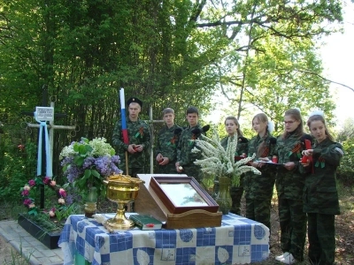 Вечная память защитникам Отечества ! В День победы в селе Карна Новозыбковского района освящен Новосооруженный крест на благоустроенной специально к этому дню могиле неизвестного солдата, погибшего в 1943 году