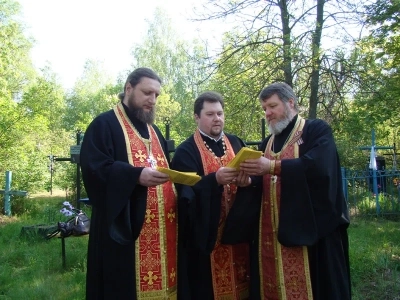 Вечная память защитникам Отечества ! В День победы в селе Карна Новозыбковского района освящен Новосооруженный крест на благоустроенной специально к этому дню могиле неизвестного солдата, погибшего в 1943 году