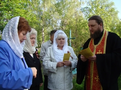 Вечная память защитникам Отечества ! В День победы в селе Карна Новозыбковского района освящен Новосооруженный крест на благоустроенной специально к этому дню могиле неизвестного солдата, погибшего в 1943 году