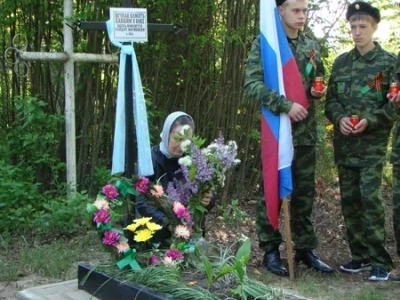 Вечная память защитникам Отечества ! В День победы в селе Карна Новозыбковского района освящен Новосооруженный крест на благоустроенной специально к этому дню могиле неизвестного солдата, погибшего в 1943 году