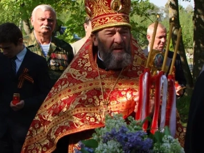 Вечная память защитникам Отечества ! В День победы в селе Карна Новозыбковского района освящен Новосооруженный крест на благоустроенной специально к этому дню могиле неизвестного солдата, погибшего в 1943 году