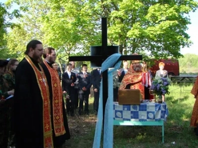 Вечная память защитникам Отечества ! В День победы в селе Карна Новозыбковского района освящен Новосооруженный крест на благоустроенной специально к этому дню могиле неизвестного солдата, погибшего в 1943 году