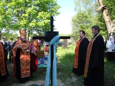 Вечная память защитникам Отечества ! В День победы в селе Карна Новозыбковского района освящен Новосооруженный крест на благоустроенной специально к этому дню могиле неизвестного солдата, погибшего в 1943 году