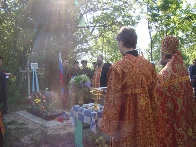 Вечная память защитникам Отечества ! В День победы в селе Карна Новозыбковского района освящен Новосооруженный крест на благоустроенной специально к этому дню могиле неизвестного солдата, погибшего в 1943 году