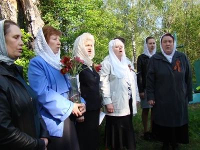 Вечная память защитникам Отечества ! В День победы в селе Карна Новозыбковского района освящен Новосооруженный крест на благоустроенной специально к этому дню могиле неизвестного солдата, погибшего в 1943 году