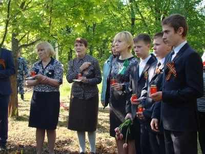 Вечная память защитникам Отечества ! В День победы в селе Карна Новозыбковского района освящен Новосооруженный крест на благоустроенной специально к этому дню могиле неизвестного солдата, погибшего в 1943 году