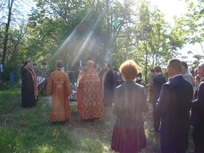 Вечная память защитникам Отечества ! В День победы в селе Карна Новозыбковского района освящен Новосооруженный крест на благоустроенной специально к этому дню могиле неизвестного солдата, погибшего в 1943 году