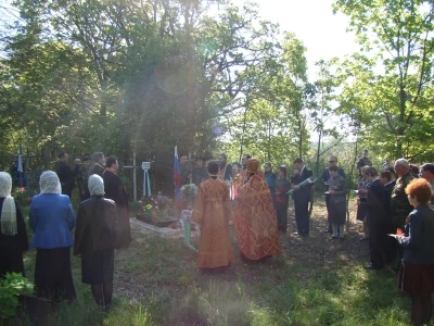 Вечная память защитникам Отечества ! В День победы в селе Карна Новозыбковского района освящен Новосооруженный крест на благоустроенной специально к этому дню могиле неизвестного солдата, погибшего в 1943 году