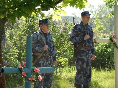 Вечная память защитникам Отечества ! В День победы в селе Карна Новозыбковского района освящен Новосооруженный крест на благоустроенной специально к этому дню могиле неизвестного солдата, погибшего в 1943 году