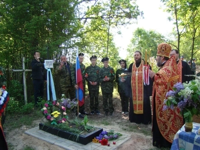 Вечная память защитникам Отечества ! В День победы в селе Карна Новозыбковского района освящен Новосооруженный крест на благоустроенной специально к этому дню могиле неизвестного солдата, погибшего в 1943 году