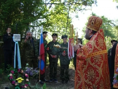 Вечная память защитникам Отечества ! В День победы в селе Карна Новозыбковского района освящен Новосооруженный крест на благоустроенной специально к этому дню могиле неизвестного солдата, погибшего в 1943 году