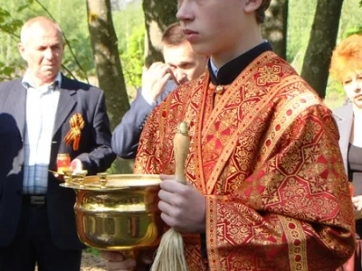 Вечная память защитникам Отечества ! В День победы в селе Карна Новозыбковского района освящен Новосооруженный крест на благоустроенной специально к этому дню могиле неизвестного солдата, погибшего в 1943 году