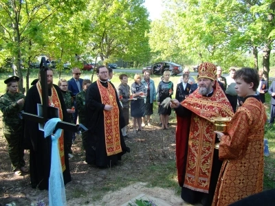 Вечная память защитникам Отечества ! В День победы в селе Карна Новозыбковского района освящен Новосооруженный крест на благоустроенной специально к этому дню могиле неизвестного солдата, погибшего в 1943 году