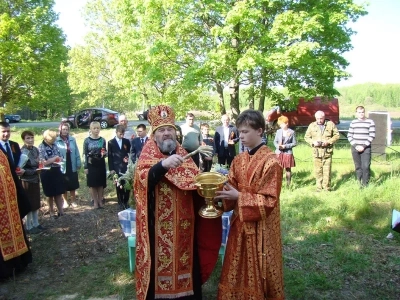 Вечная память защитникам Отечества ! В День победы в селе Карна Новозыбковского района освящен Новосооруженный крест на благоустроенной специально к этому дню могиле неизвестного солдата, погибшего в 1943 году