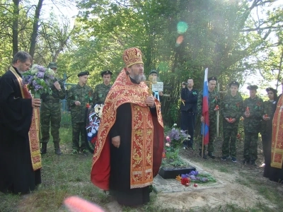 Вечная память защитникам Отечества ! В День победы в селе Карна Новозыбковского района освящен Новосооруженный крест на благоустроенной специально к этому дню могиле неизвестного солдата, погибшего в 1943 году