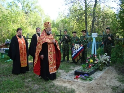 Вечная память защитникам Отечества ! В День победы в селе Карна Новозыбковского района освящен Новосооруженный крест на благоустроенной специально к этому дню могиле неизвестного солдата, погибшего в 1943 году