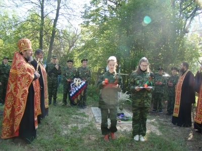 Вечная память защитникам Отечества ! В День победы в селе Карна Новозыбковского района освящен Новосооруженный крест на благоустроенной специально к этому дню могиле неизвестного солдата, погибшего в 1943 году