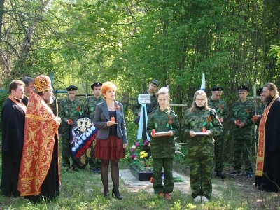 Вечная память защитникам Отечества ! В День победы в селе Карна Новозыбковского района освящен Новосооруженный крест на благоустроенной специально к этому дню могиле неизвестного солдата, погибшего в 1943 году