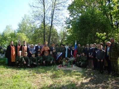 Вечная память защитникам Отечества ! В День победы в селе Карна Новозыбковского района освящен Новосооруженный крест на благоустроенной специально к этому дню могиле неизвестного солдата, погибшего в 1943 году