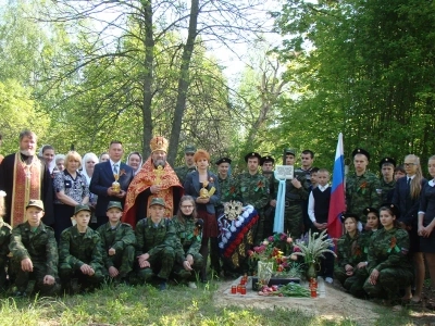 Вечная память защитникам Отечества ! В День победы в селе Карна Новозыбковского района освящен Новосооруженный крест на благоустроенной специально к этому дню могиле неизвестного солдата, погибшего в 1943 году