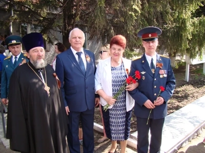 Вечная память защитникам Отечества ! В День победы в селе Карна Новозыбковского района освящен Новосооруженный крест на благоустроенной специально к этому дню могиле неизвестного солдата, погибшего в 1943 году