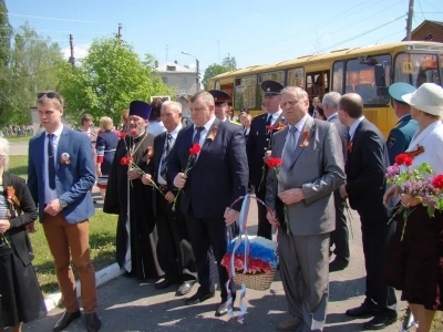 Вечная память защитникам Отечества ! В День победы в селе Карна Новозыбковского района освящен Новосооруженный крест на благоустроенной специально к этому дню могиле неизвестного солдата, погибшего в 1943 году