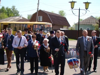 Вечная память защитникам Отечества ! В День победы в селе Карна Новозыбковского района освящен Новосооруженный крест на благоустроенной специально к этому дню могиле неизвестного солдата, погибшего в 1943 году