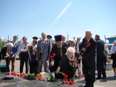 Вечная память защитникам Отечества ! В День победы в селе Карна Новозыбковского района освящен Новосооруженный крест на благоустроенной специально к этому дню могиле неизвестного солдата, погибшего в 1943 году