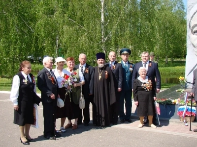 Вечная память защитникам Отечества ! В День победы в селе Карна Новозыбковского района освящен Новосооруженный крест на благоустроенной специально к этому дню могиле неизвестного солдата, погибшего в 1943 году