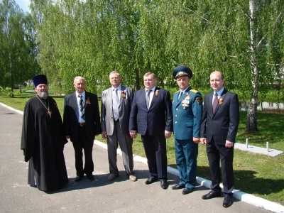 Вечная память защитникам Отечества ! В День победы в селе Карна Новозыбковского района освящен Новосооруженный крест на благоустроенной специально к этому дню могиле неизвестного солдата, погибшего в 1943 году