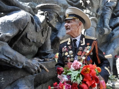 Вечная память воинам, жизнь свою на поле брани за веру и Отечество положившим! У мемориала неизвестного солдата на центральном городском кладбище новозыбковцы молились об упокоении павших в боях Великой Отечественной Войны