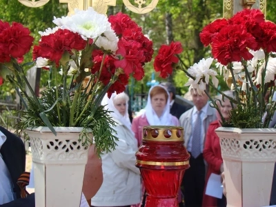 Вечная память воинам, жизнь свою на поле брани за веру и Отечество положившим! У мемориала неизвестного солдата на центральном городском кладбище новозыбковцы молились об упокоении павших в боях Великой Отечественной Войны