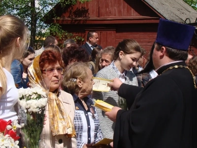 Вечная память воинам, жизнь свою на поле брани за веру и Отечество положившим! У мемориала неизвестного солдата на центральном городском кладбище новозыбковцы молились об упокоении павших в боях Великой Отечественной Войны