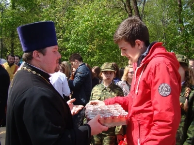 Вечная память воинам, жизнь свою на поле брани за веру и Отечество положившим! У мемориала неизвестного солдата на центральном городском кладбище новозыбковцы молились об упокоении павших в боях Великой Отечественной Войны