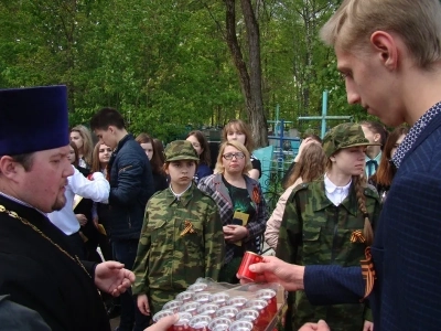 Вечная память воинам, жизнь свою на поле брани за веру и Отечество положившим! У мемориала неизвестного солдата на центральном городском кладбище новозыбковцы молились об упокоении павших в боях Великой Отечественной Войны