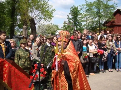 Вечная память воинам, жизнь свою на поле брани за веру и Отечество положившим! У мемориала неизвестного солдата на центральном городском кладбище новозыбковцы молились об упокоении павших в боях Великой Отечественной Войны