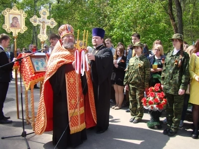 Вечная память воинам, жизнь свою на поле брани за веру и Отечество положившим! У мемориала неизвестного солдата на центральном городском кладбище новозыбковцы молились об упокоении павших в боях Великой Отечественной Войны