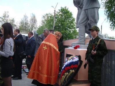 Вечная память воинам, жизнь свою на поле брани за веру и Отечество положившим! У мемориала неизвестного солдата на центральном городском кладбище новозыбковцы молились об упокоении павших в боях Великой Отечественной Войны