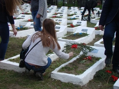 Вечная память воинам, жизнь свою на поле брани за веру и Отечество положившим! У мемориала неизвестного солдата на центральном городском кладбище новозыбковцы молились об упокоении павших в боях Великой Отечественной Войны