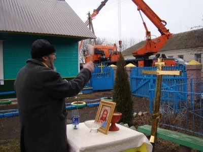 Крест увенчал молитвенный дом села Старые Бобовичи Новозыбковского благочиния Крест увенчал молитвенный дом села Старые Бобовичи Новозыбковского благочиния