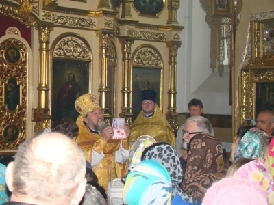 В храмах Новозыбковского благочиния поздравили женщин-прихожанок с Днем матери