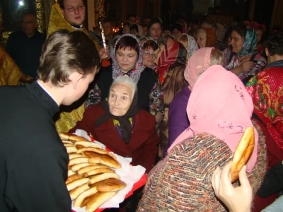 В храмах Новозыбковского благочиния поздравили женщин-прихожанок с Днем матери