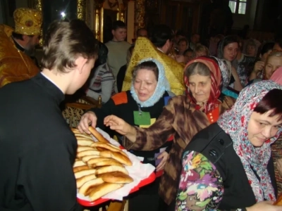 В храмах Новозыбковского благочиния поздравили женщин-прихожанок с Днем матери