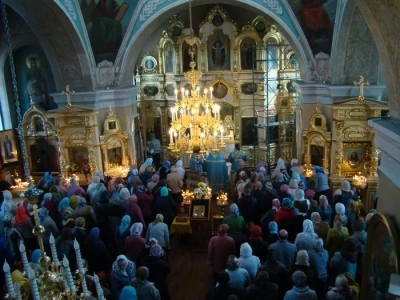 Учащиеся школ города Новозыбкова и Новозыбковского района поздравили с Праздником Покрова Пресвятой Богородицы прихожан храма в честь чуда Архистратига Михаила в Хонех города Новозыбкова