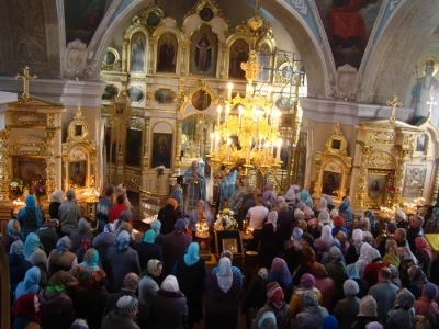 Учащиеся школ города Новозыбкова и Новозыбковского района поздравили с Праздником Покрова Пресвятой Богородицы прихожан храма в честь чуда Архистратига Михаила в Хонех города Новозыбкова