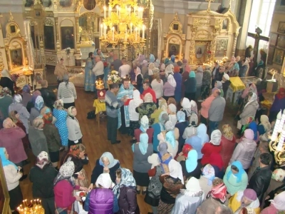 Учащиеся школ города Новозыбкова и Новозыбковского района поздравили с Праздником Покрова Пресвятой Богородицы прихожан храма в честь чуда Архистратига Михаила в Хонех города Новозыбкова