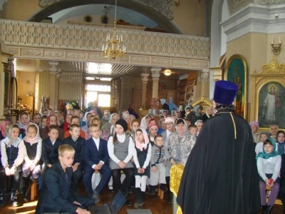 Учащиеся школ города Новозыбкова и Новозыбковского района поздравили с Праздником Покрова Пресвятой Богородицы прихожан храма в честь чуда Архистратига Михаила в Хонех города Новозыбкова