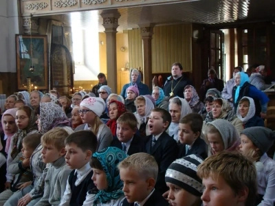 Учащиеся школ города Новозыбкова и Новозыбковского района поздравили с Праздником Покрова Пресвятой Богородицы прихожан храма в честь чуда Архистратига Михаила в Хонех города Новозыбкова