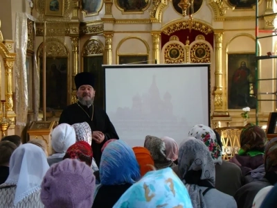 Учащиеся школ города Новозыбкова и Новозыбковского района поздравили с Праздником Покрова Пресвятой Богородицы прихожан храма в честь чуда Архистратига Михаила в Хонех города Новозыбкова