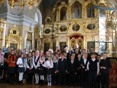 Учащиеся школ города Новозыбкова и Новозыбковского района поздравили с Праздником Покрова Пресвятой Богородицы прихожан храма в честь чуда Архистратига Михаила в Хонех города Новозыбкова